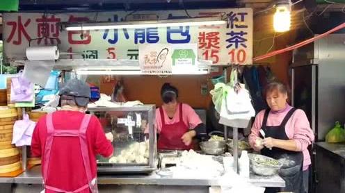 台北路边的生煎包，生意火爆，刚出锅热气腾腾的煎包，太好吃了