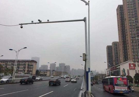 合肥一重型半挂牵引车追尾小型面包车，致2人死亡3人受伤