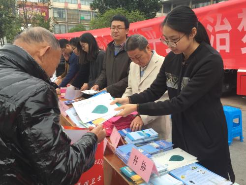 南农副产品交易市场)播放了如何依法整治三合一火灾隐患的宣传视频.