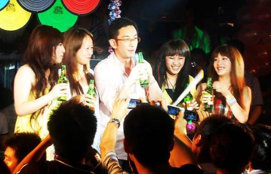 面对找不到工作的困难，小伙选择创业开酒吧，月收入竟达到了6万