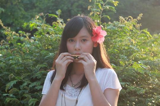 标题:吹口琴的女孩