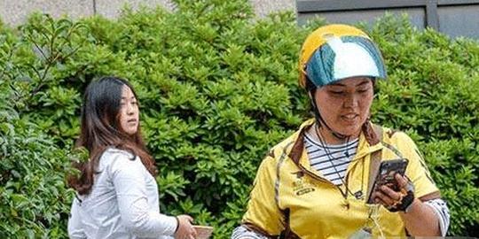 女子送外卖途中还不忘做生意，一百元做一单，结果撞到警察身上