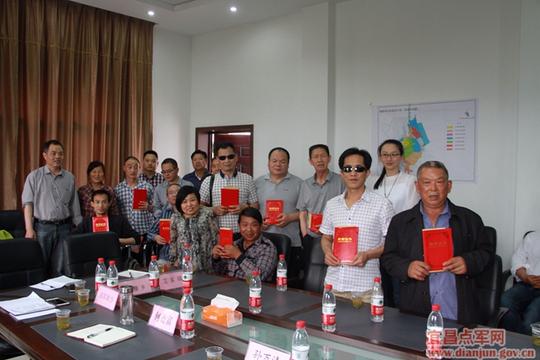 并由各级残联领导为优秀重度残疾人代表颁发证书及奖金.各重残创业