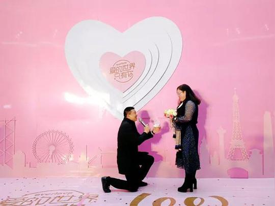 爱的世界婚钻顾客现场求婚表白