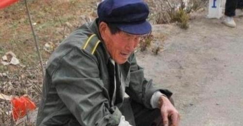 农村大爷路边卖"落伍"小吃,众人只看不买,我看到直接连袋买走