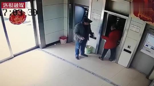 视频|退伍军人atm机旁识破骗局制止老人给骗子汇钱