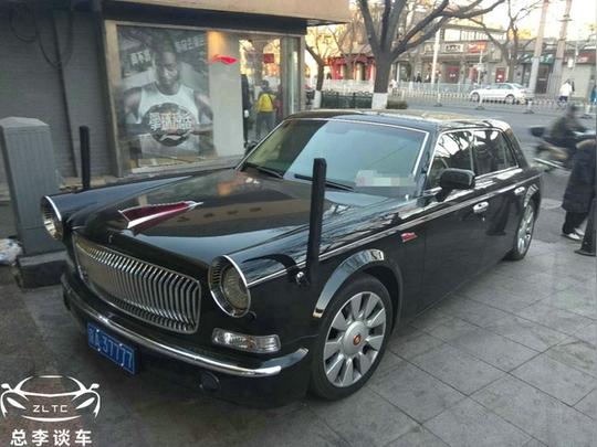 加油站来辆红旗l5,京a开头,车牌有四个7,看车标还是定制版