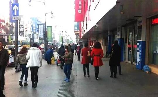 农民工乘地铁,有座位却蹲在地上,知道原因后网友感动