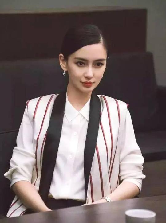 《创业时代》杨颖的妆容穿搭