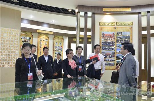 察了学校图书馆古籍室、云南省中医药数据中心、圣爱创业园、校史馆