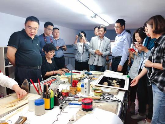 90后女孩返乡创业做麦秸画:月入万元不忘帮扶贫困户