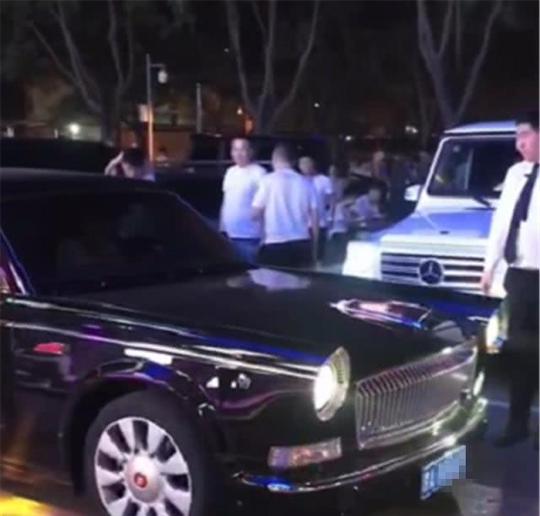 北京工体酒吧的红旗l5，车牌“京a”开头，旁边全是保镖