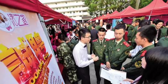 退伍老兵想创业，朋友却让他回家多读书，部队与社会有何不同?