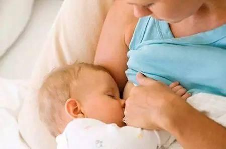 宝宝不愿意吃母乳怎么回事