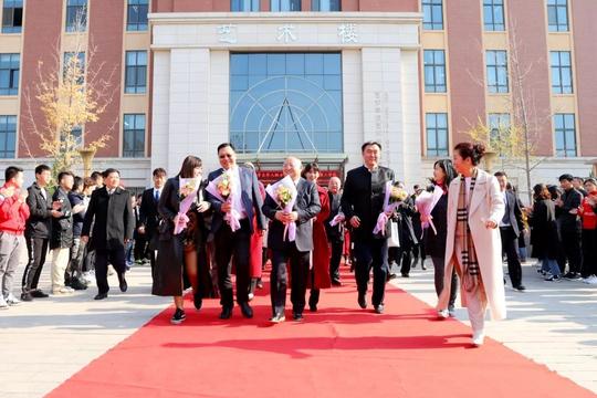 加拿大华人企业家为燕京理工学院大学生创业项目点赞助