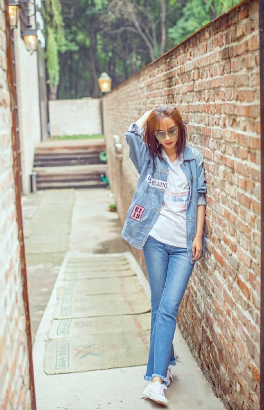 李菲儿真的很漂亮,自己的小生意做的也是风生水起,自己亲自上阵给上