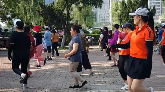 视频:广场舞《脚步》让大妈们跳的太美丽了，大家都来学学!