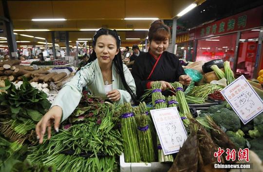 负债50万，没有本钱创业，上班工资才三四千，今后的日子怎么过啊?欠债60万3年还清计划