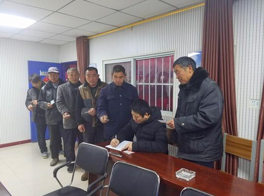 中铁七局五公司南阳站房帮助农民工兄弟代购火车票