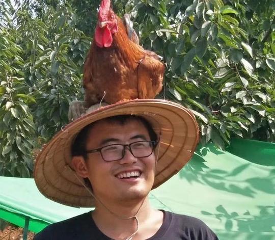 90后小伙卖婚房包山头养鸡，每天直播十几小时，创业5年年入500万