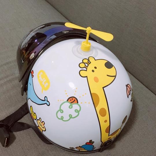 抖音外卖小哥飞行器吸盘小黄鸭电动车风扇可爱头盔贴纸装饰竹蜻蜓