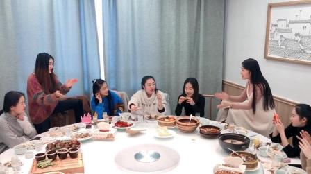 闺蜜斗酒，输了不光喝酒，反应慢了还吃亏!