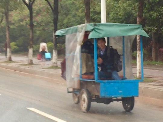 东莞东火车站周边三轮车拉客严重