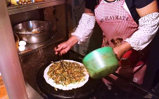 夫妇俩摆摊做菜煎饼9年,料多味好顾客排队买,一天卖出上千个