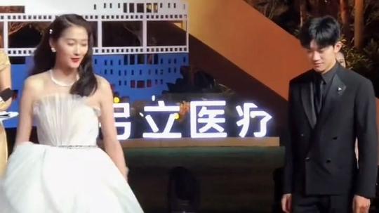 关晓彤易烊千玺特别想知道现场发生了什么，抖音带你看直击。