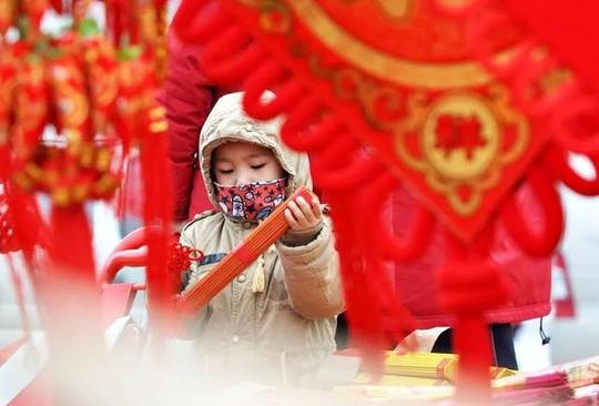 还要为过年奔波——赶年集,买年货,写春联,准备各种祭祀供品,扫尘洁物