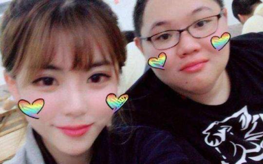 周淑怡观看自己黑历史视频:周淑怡和pdd一起逛街购物，吃喝玩乐!!!