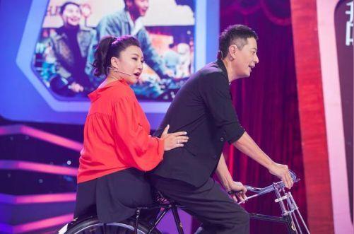 梅婷追忆张国荣《年代秀》唱响香港回归20周年