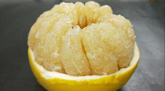 柚子剥皮有诀窍,这样剥干净又好看,网友:剥出了一个"脑回路"