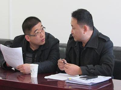 保定市文瀚创业孵化基地首场路演现场,领导对创业项目进行讨论