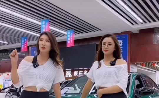 性感健身裤小姐姐带你卖车