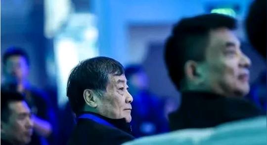 大佬有部血泪史，他10年郁郁不得志，42岁蹬三轮创业