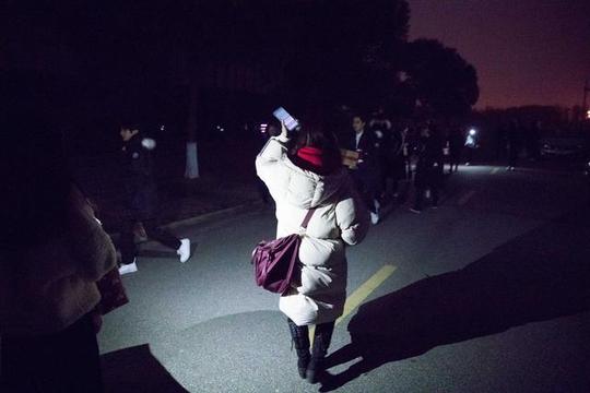 澳门女孩千里追梦,凌晨三点还在等偶像"下班"