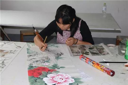 腾讯为村直播巨野苲草坡村:农村妈妈在家学画画,挣钱
