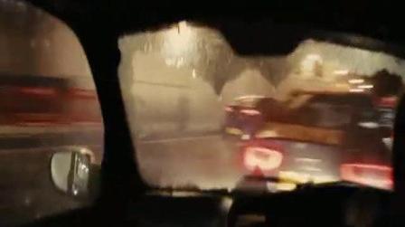 合肥:两车街头斗气面包车漂移逼停出租车[新安