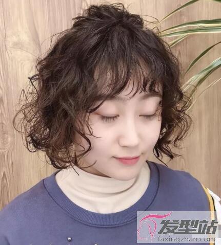 女生泡面头短发发型，蓬松显发量打造小脸