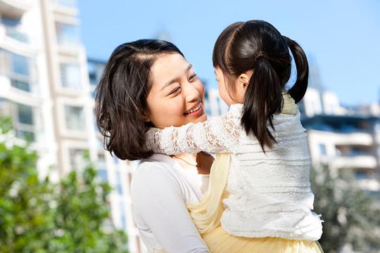 妈妈抱着女儿_图片大全—全景创意图库（quanjing.com）中国领先的正版图片视频素材网站