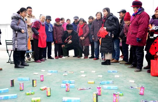农村小伙夜市摆地摊，3块钱娃娃赚10块钱，一天抵白领工资一月