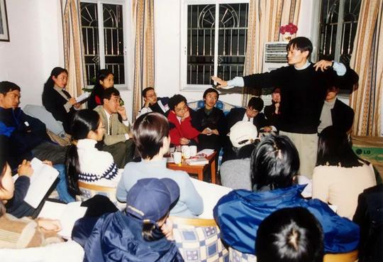 2000年,创业初期的马云在湖畔花园跟阿里巴巴创始团队开会