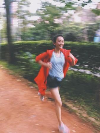 陈意涵挺孕肚子跑步