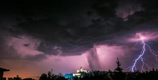 4k狂风闪电的夜晚_3840x1950_高清视频素材下载(编号