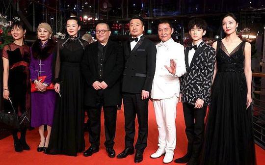 柏林电影节上明星王源素颜感恩爸妈且获奖的影后影帝均中国人