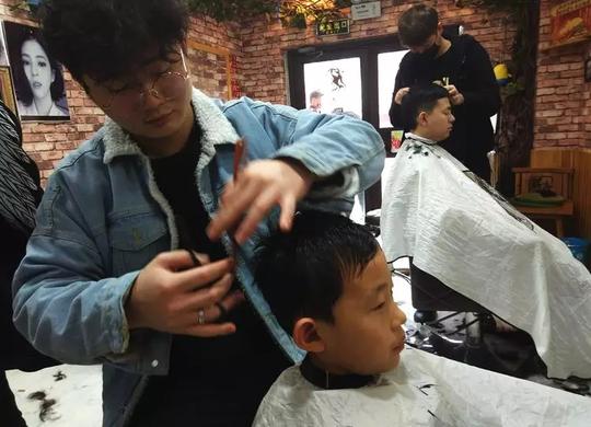 “理发过年”习俗忙坏发型师：“一天只吃一顿饭”