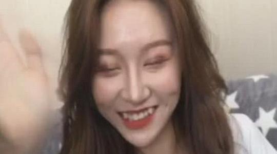 抖音网红温婉通过直播来澄清黑料,粉丝看到后直接要脱