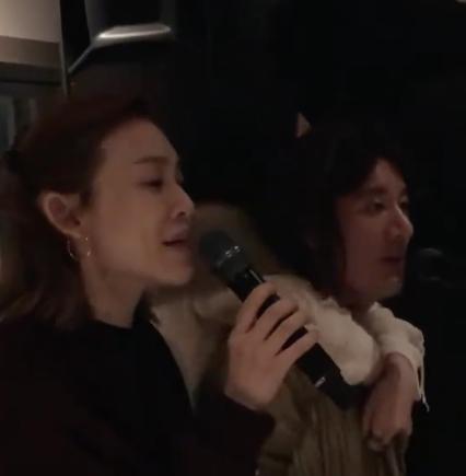 小s紧抱王力宏范玮琪抱牌弹吉他圣诞派对现场超嗨