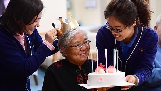 和平区养老保险管理中心和平社保沈阳,和平区居家养老服务中心的90后养老护理工在为老人服务.
